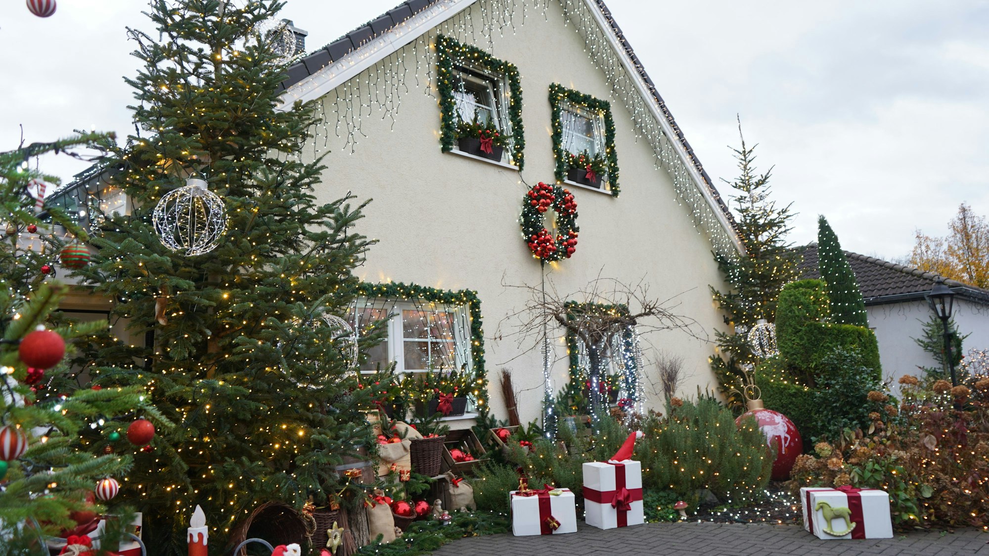 Das Foto zeigt ein dekoriertes Weihnachtshaus.