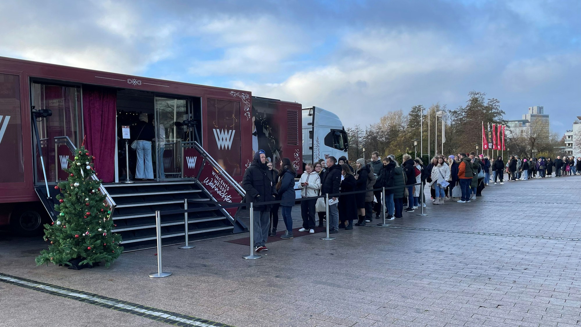Vor einem LKW hat sich eine meterlange Warteschlange gebildet.