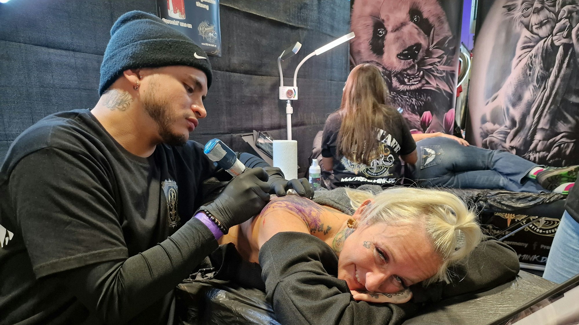 David kommt aus Kolumbien und will in Deutschland arbeiten. Ramona sticht er ein Roulette-Spiel auf die Schulter.