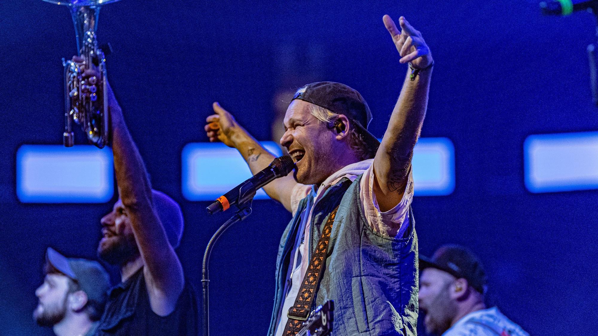 Jojo Berger, Sänger von Querbeat, mit seiner Band auf der Bühne