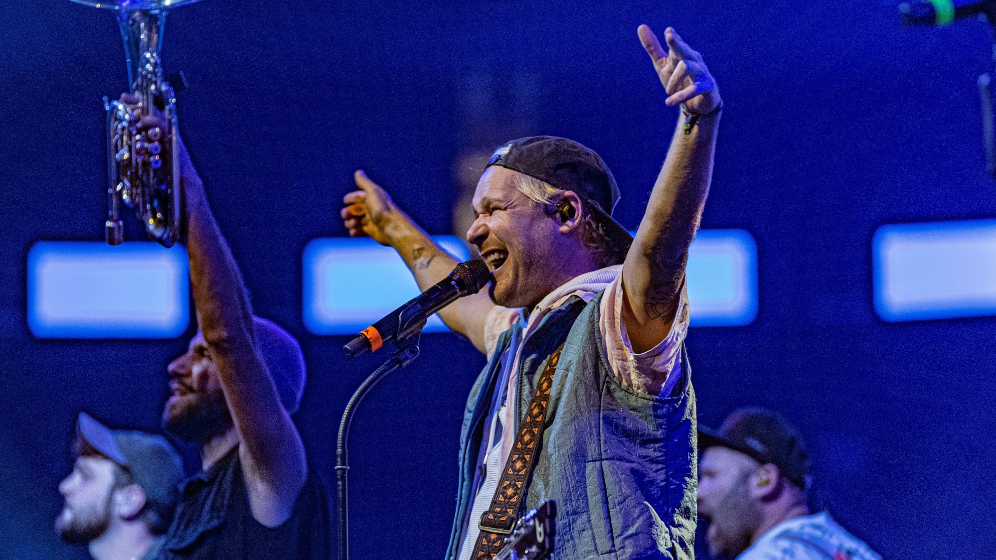 Jojo Berger, Sänger von Querbeat, mit seiner Band auf der Bühne
