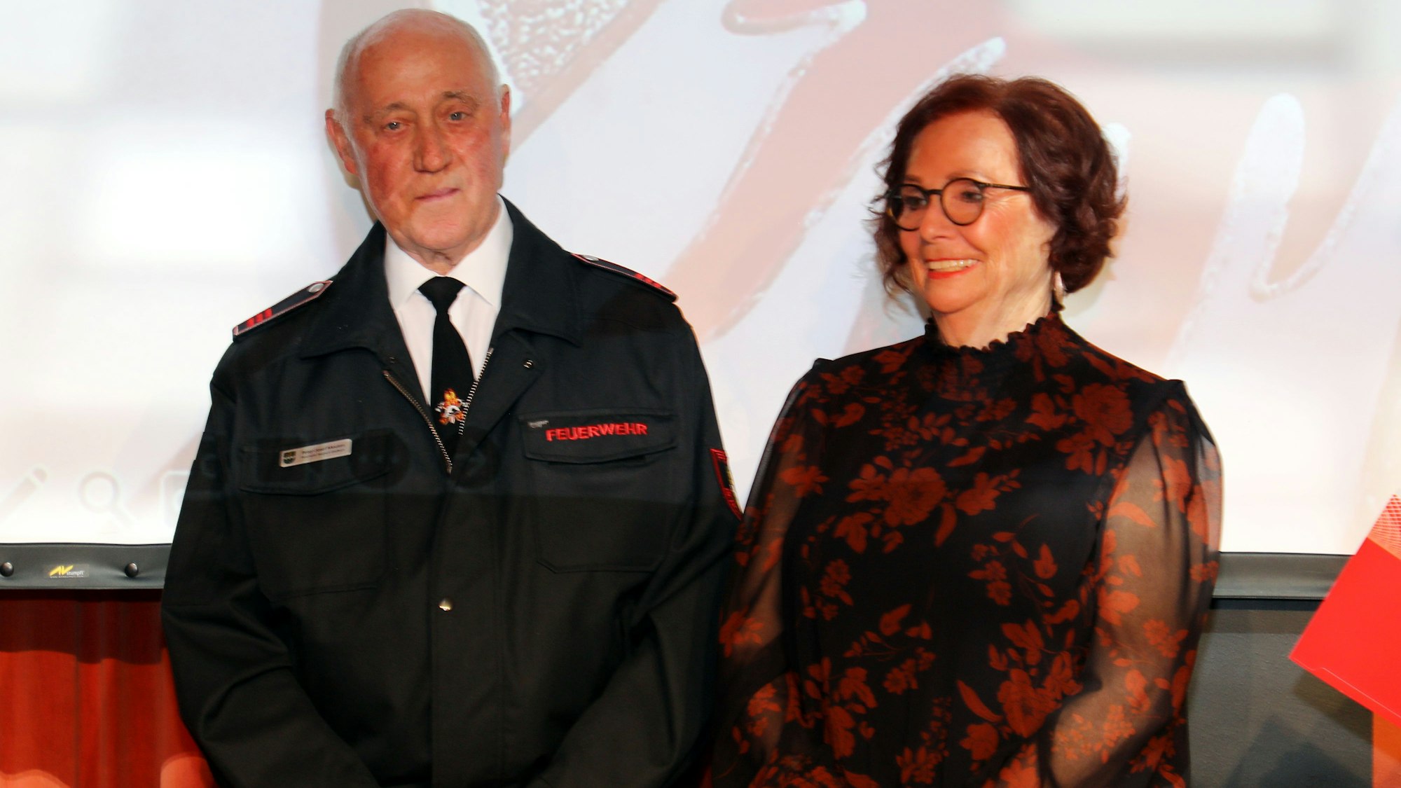 Peter-Josef „Pit-Jupp“ Meuten steht mit seiner Frau auf der Bühne im Spiegelsaal des Bergischen Löwen.