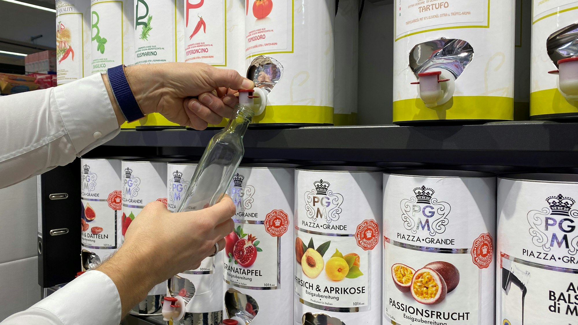 Zu sehen sind Essig- und Ölspender.