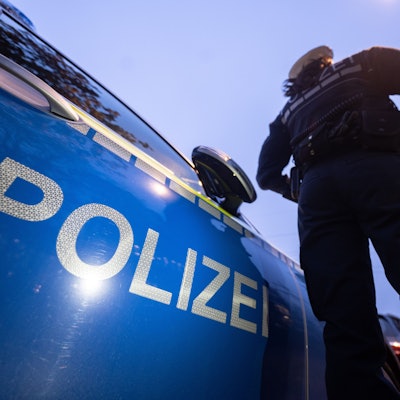 30.11.2023, Baden-Württemberg, Stuttgart: Die Polizei kontrolliert ein Auto.
