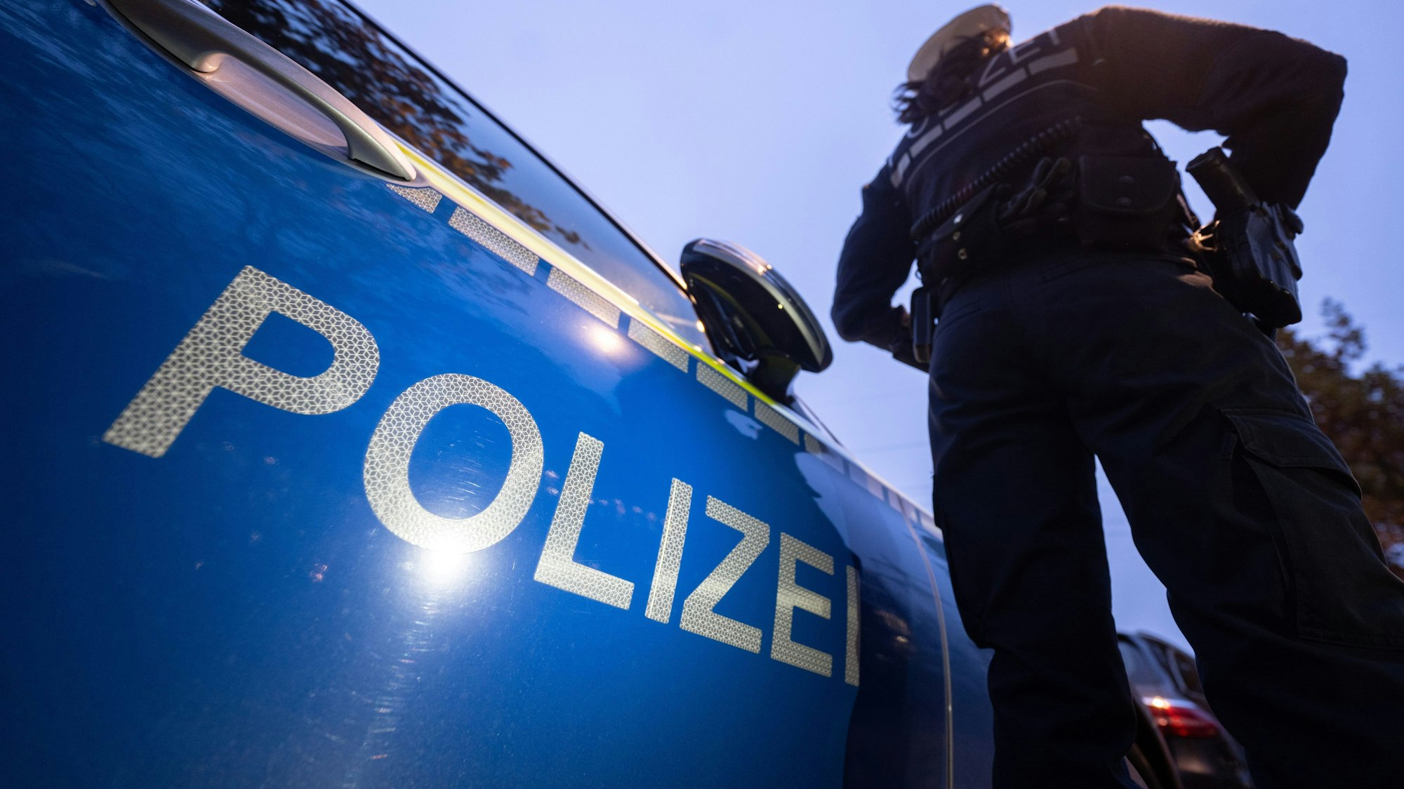 30.11.2023, Baden-Württemberg, Stuttgart: Die Polizei kontrolliert ein Auto.