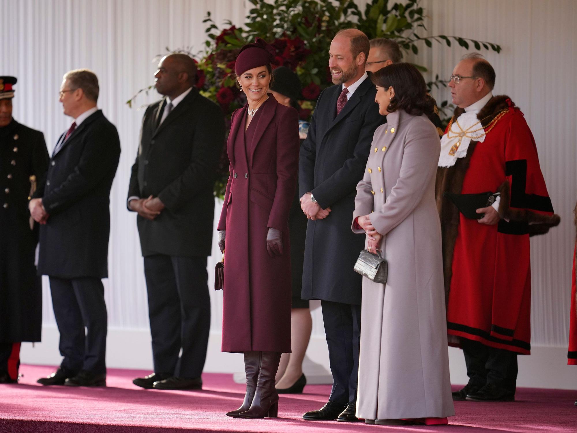 Kate (3.v.r-r), Princess of Wales, Prinz William, Prince of Wales, und Sheikha Jawaher bint Hamad bin Suhaim Al Thani lächeln während der feierlichen Begrüßung.