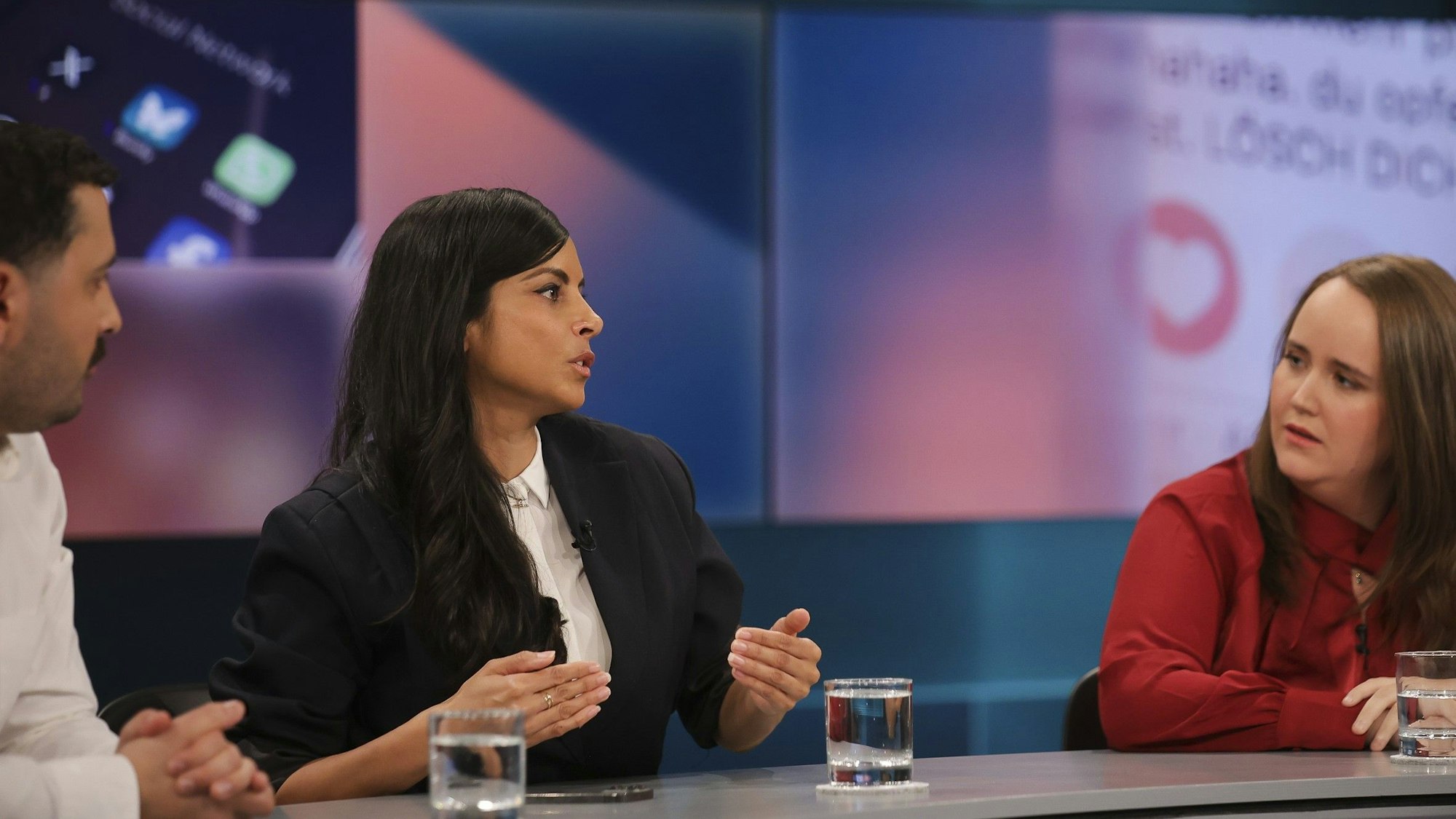 "Hart aber fair" am 2.12.2034 mit Collien Ulmen-Fernandes (l.) und Ricarda Lang