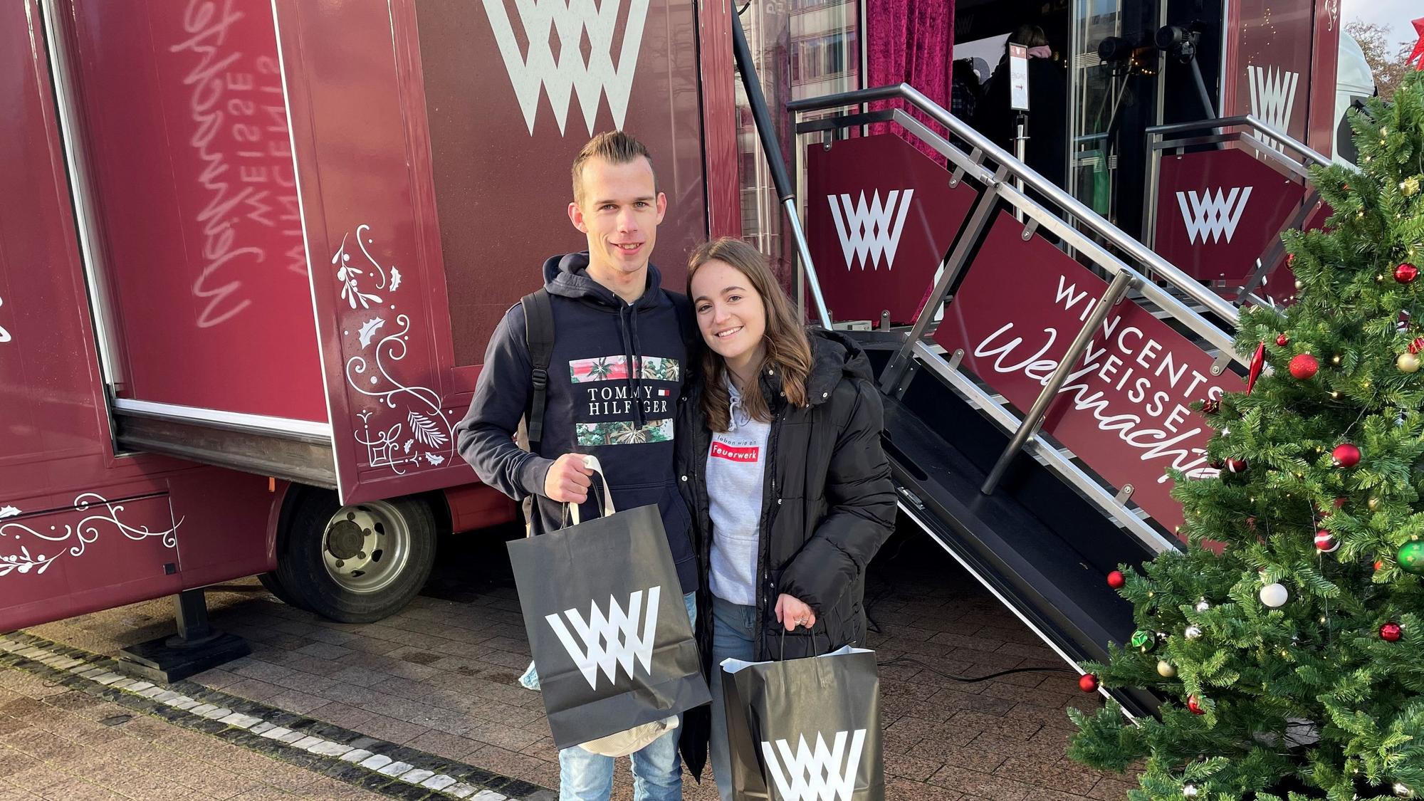 Kai und Sarah stehen nach dem Besuch bei Wincent Weiss zufrieden vor seinem Pop-Up-Store.