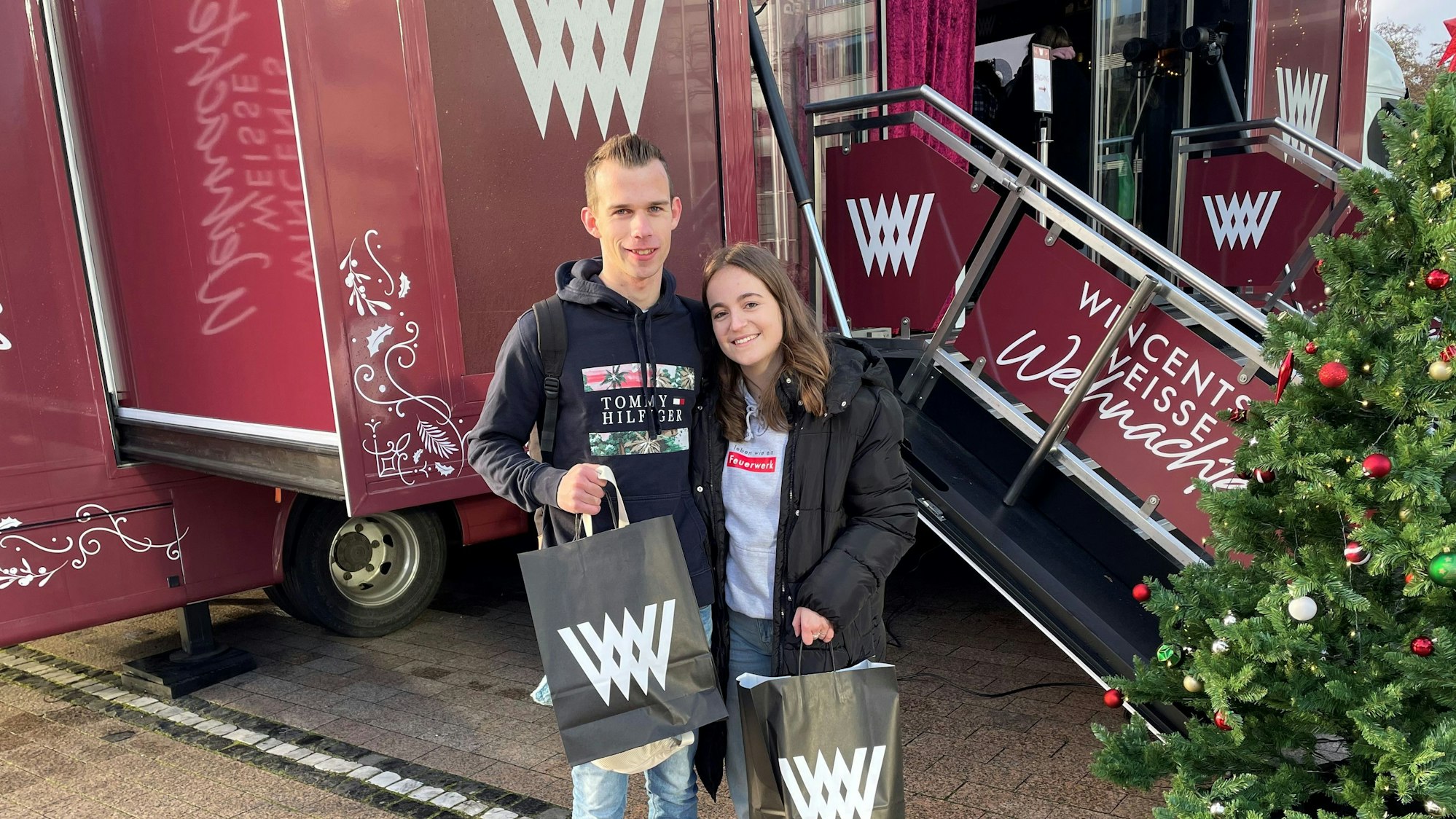 Kai und Sarah stehen nach dem Besuch bei Wincent Weiss zufrieden vor seinem Pop-Up-Store.