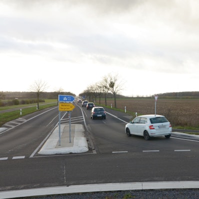 Blick auf die Bundesstraße und die Ackerlandfläche, die sich rechts anschließt.