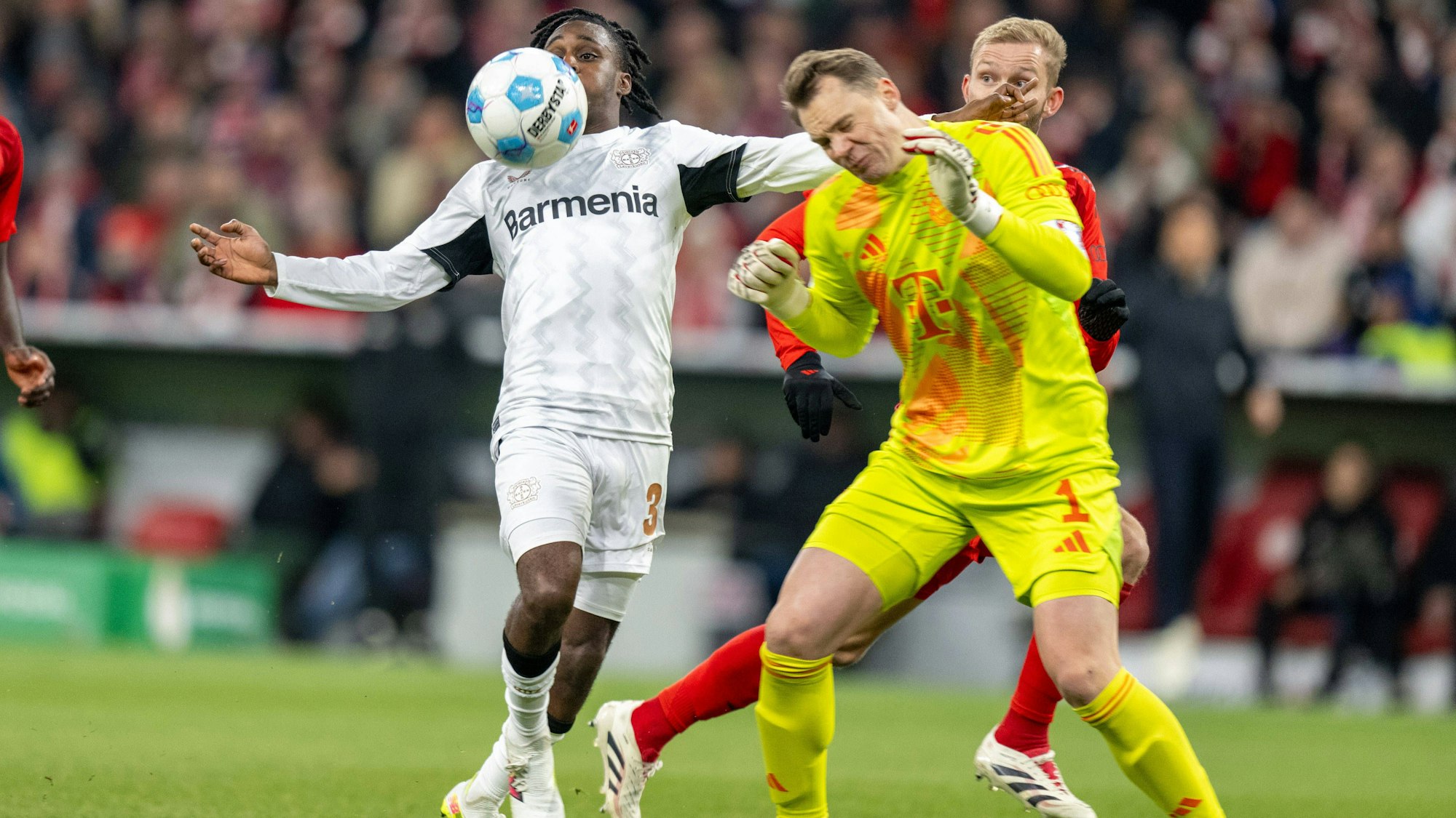 Jeremie Frimpong 30 Bayer 04 Leverkusen stoesst mit Manuel Neuer 1 FC Bayern Muenchen zusammen, was für Manuel Neuer 1 FC Bayern Muenchen zur roten Karte fuehrt,