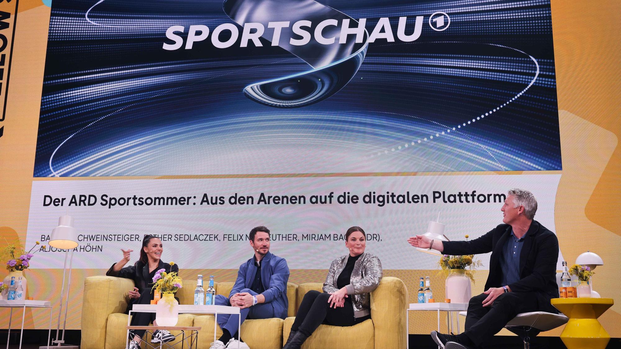 ARCHIV - 08.05.2024, Hamburg: Esther Sedlaczek (l-r), Moderatorin ARD, Felix Neureuther, ehemaliger deutscher Skirennläufer und Sportexperte ARD, Miriam Bach, Programmdirektorin Olympische Spiele und Paralympics NDR, und Bastian Schweinsteiger, Fußballexperte ARD, bei einer Gesprächsrunde auf einer Bühne auf der Digital- und Marketingmesse OMR in den Messehallen.