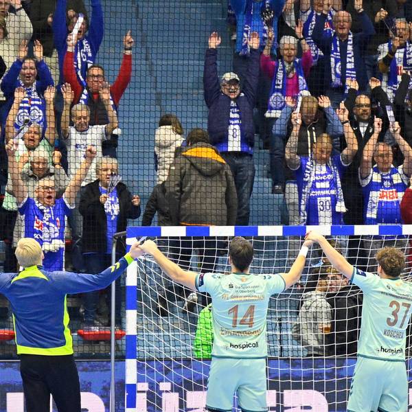 Eine Handball-Mannschaft jubelt mit ihren Fans.