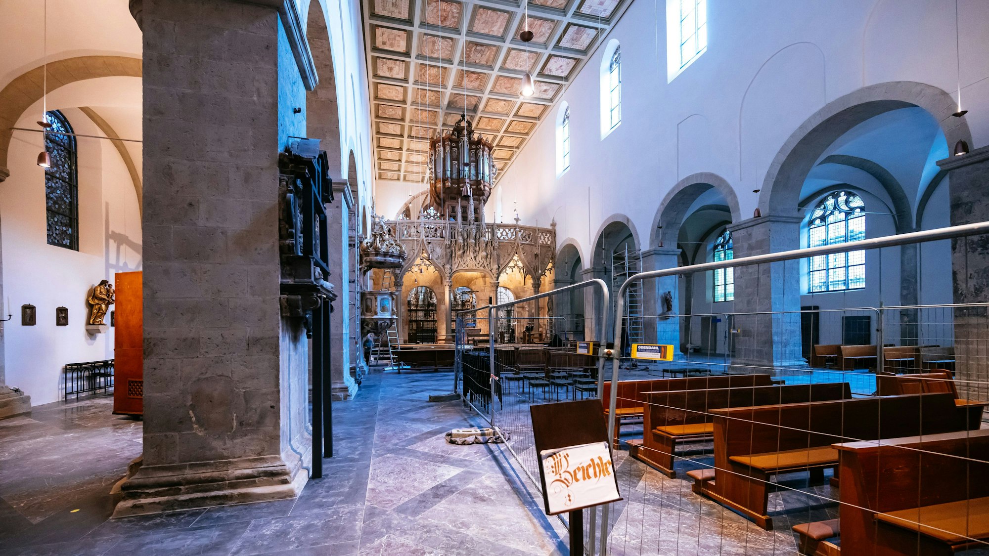 Das Innere der Kölner Kirche St. Pantaleon.