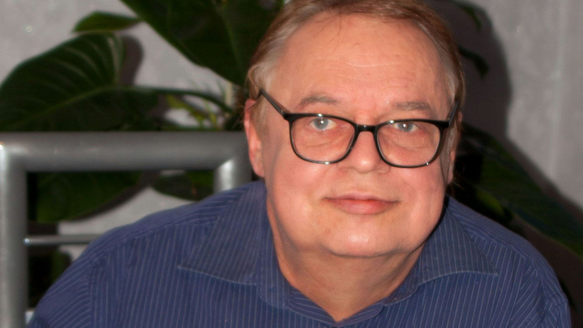 Der Ingenieur Frank Lohrmann und seine Ehefrau Ines sind eher zufällig in der Waldbröler Ortschaft Biebelshof gelandet. Dort schreibt der 62-Jährige nun auch Romane.