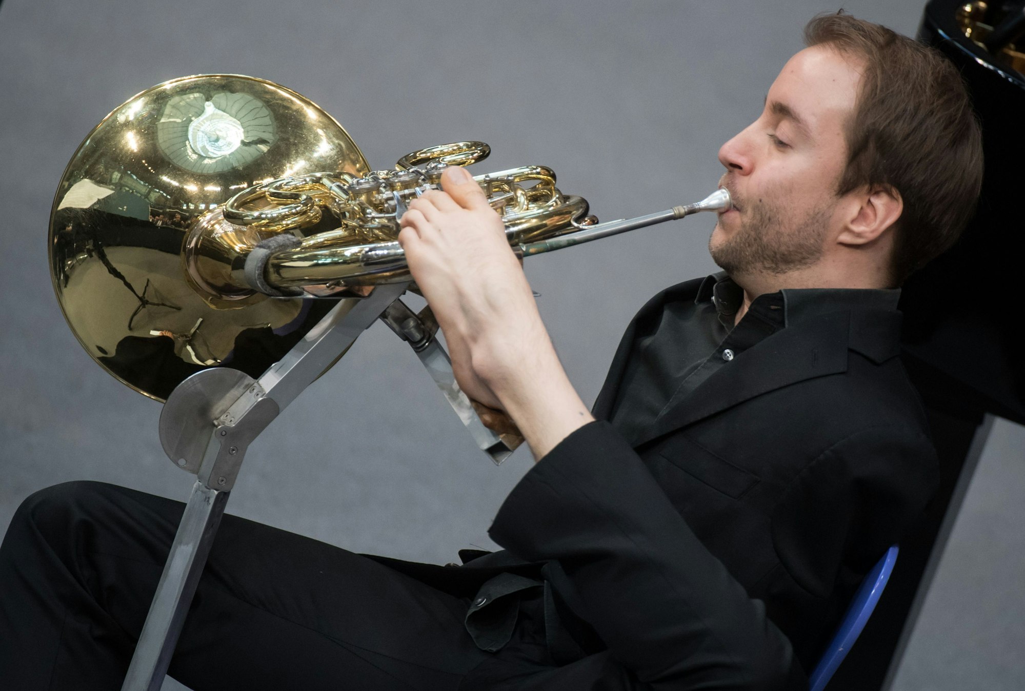 Der ohne Arme geborene Hornist Felix Klieser spielt Horn.