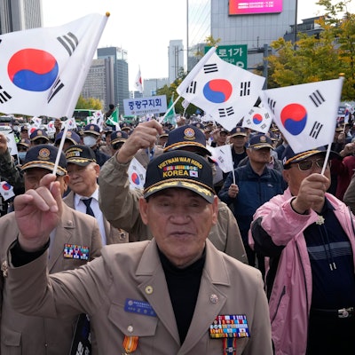 ARCHIV - 28.10.2024, Südkorea, Seoul: Mitglieder der koreanischen Vietnamkrieg-Veteranenvereinigung schwenken Nationalflaggen auf einer Kundgebung in Seoul gegen die jüngste Stationierung nordkoreanischer Truppen in Russland.