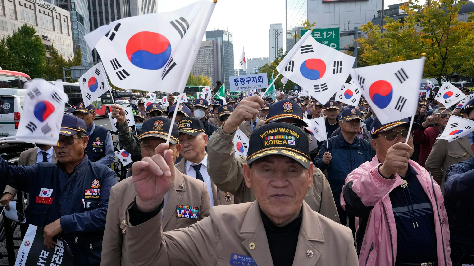 ARCHIV - 28.10.2024, Südkorea, Seoul: Mitglieder der koreanischen Vietnamkrieg-Veteranenvereinigung schwenken Nationalflaggen auf einer Kundgebung in Seoul gegen die jüngste Stationierung nordkoreanischer Truppen in Russland.