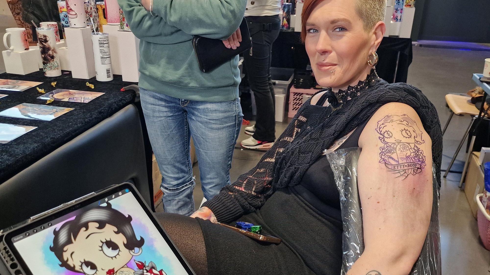 Die Comicfigur Betty Boob wird Sabrina künftig immer begleiten.