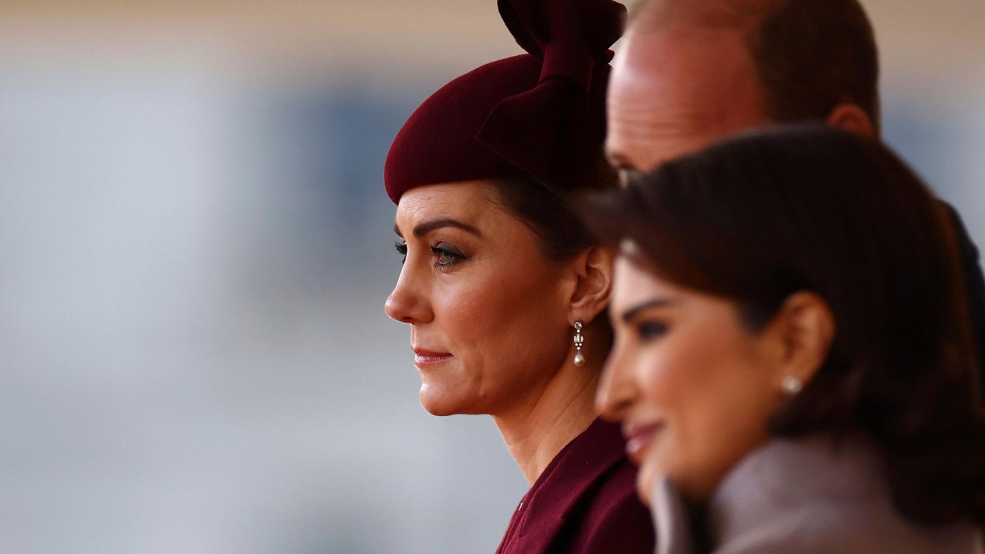 Kate, Princess of Wales, und Prinz William, Prince of Wales, stehen mit Scheicha Jawaher, der Ehefrau des Emirs von Katar, während einer feierlichen Begrüßung auf der Horse Guards Parade zusammen.