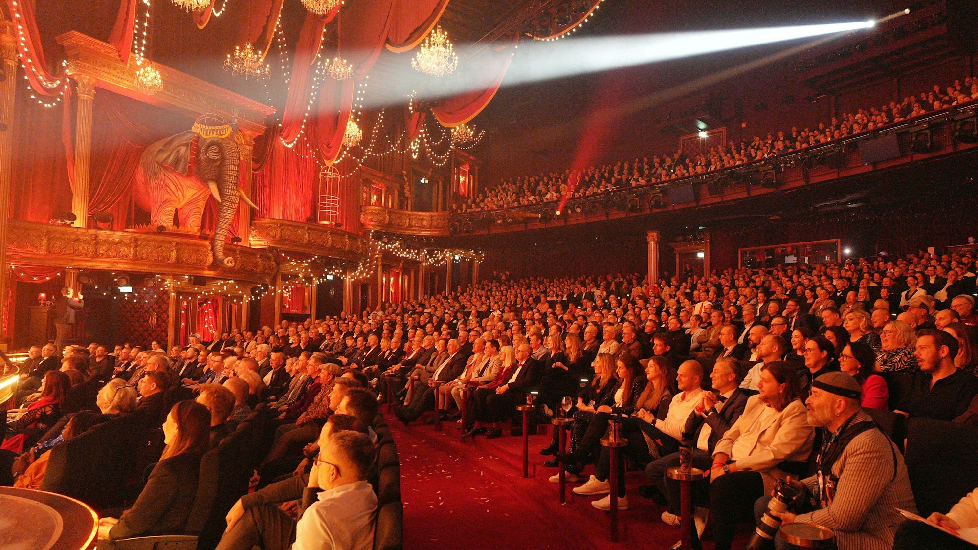 Im Musical Dome, wo aktuell „Moulin Rouge“ gastiert, fand die Gala mit hunderten Gästen statt.