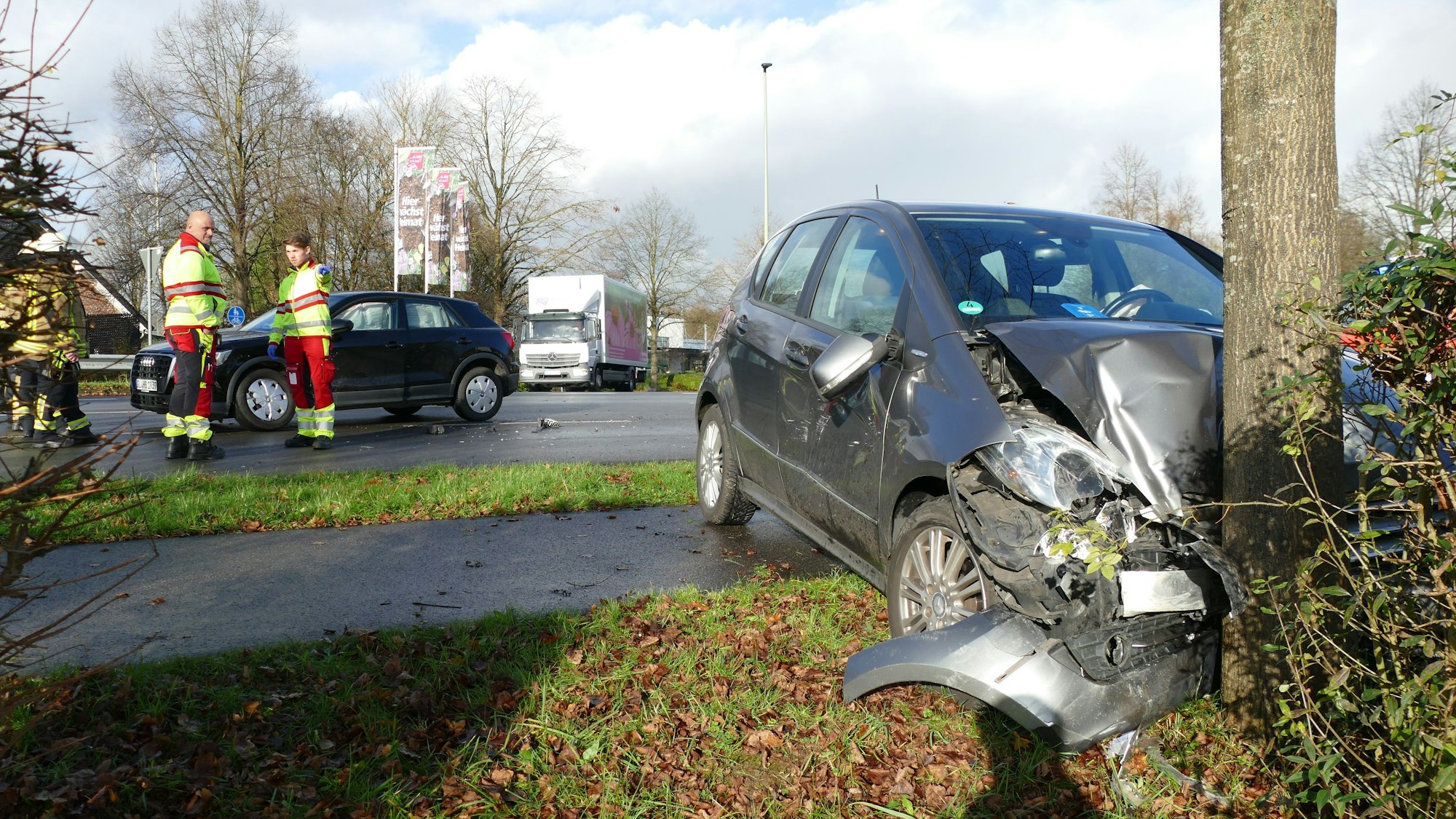 Der Unfall auf der Donrather Kreuzung hat für Staus im Lohmarer Zentrum gesorgt.