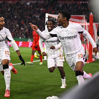 03.12.2024, Bayern, München: Fußball, DFB-Pokal, FC Bayern München - Bayer 04 Leverkusen, Achtelfinale, Allianz Arena, Leverkusens Nathan Tella (r) bejubelt sein Tor zum 1:0.