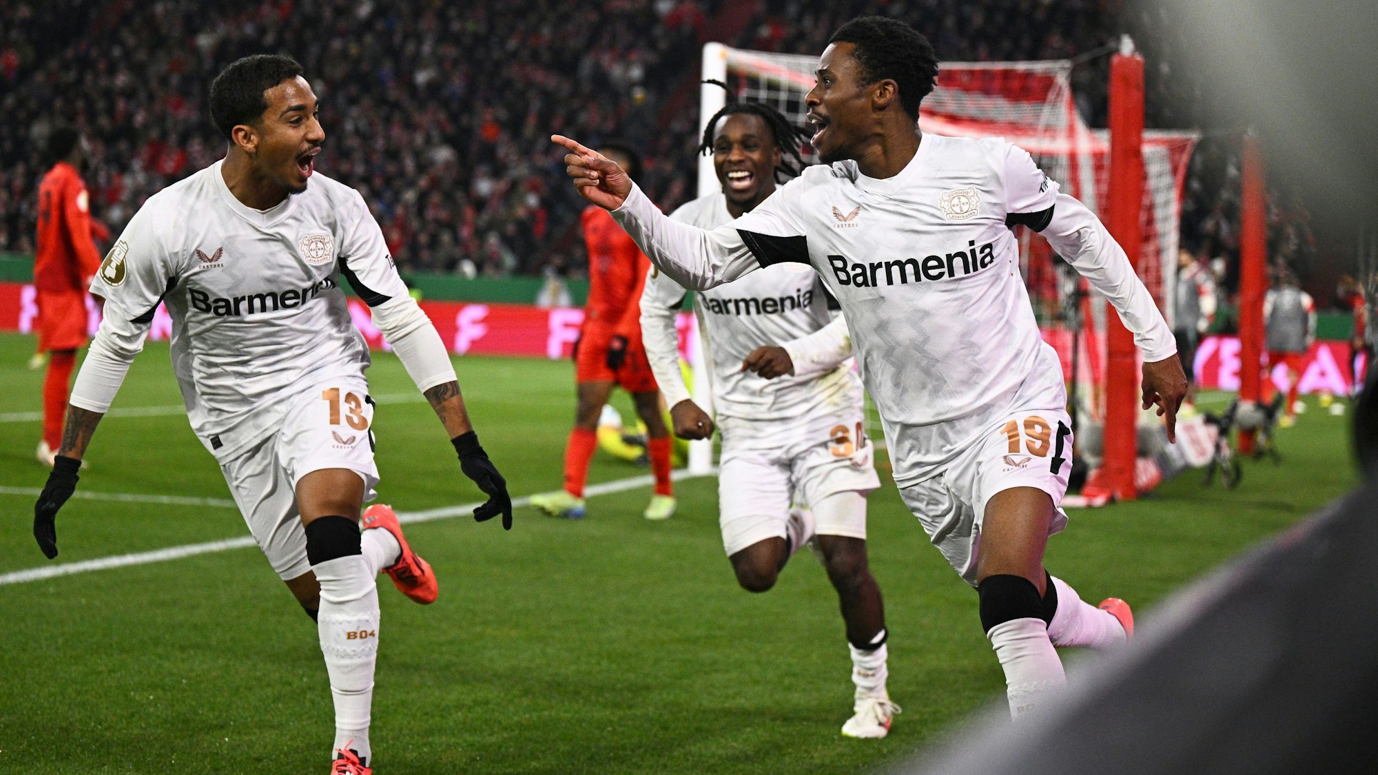 03.12.2024, Bayern, München: Fußball, DFB-Pokal, FC Bayern München - Bayer 04 Leverkusen, Achtelfinale, Allianz Arena, Leverkusens Nathan Tella (r) bejubelt sein Tor zum 1:0.
