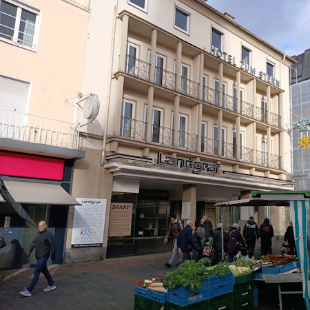 Ein Schuhgeschäft an einem Marktplatz.