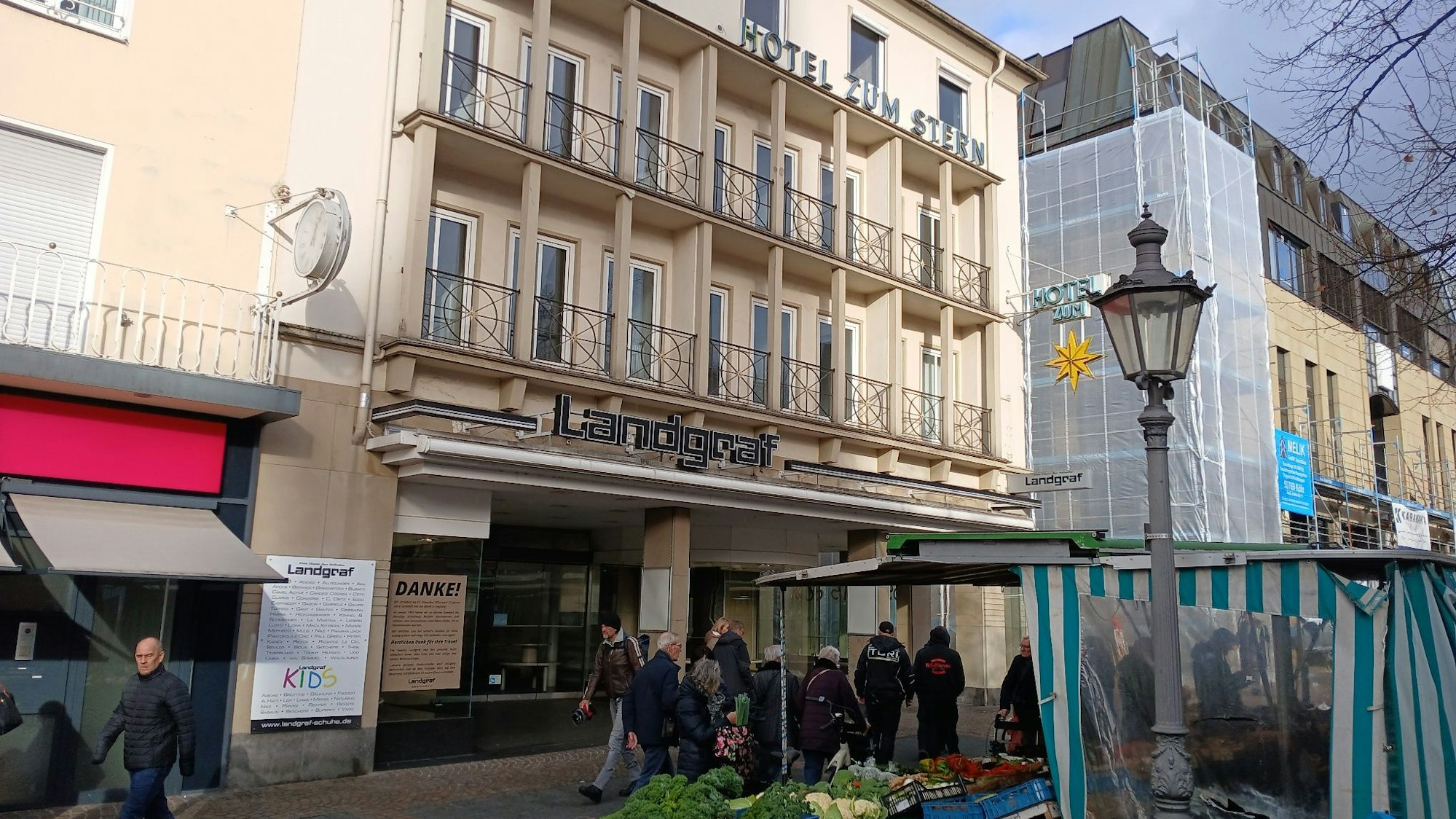 Ein Schuhgeschäft an einem Marktplatz.