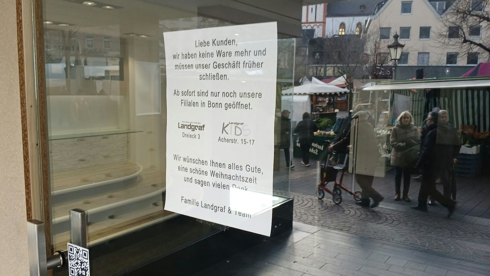 Ein Zettel an der Eingangstür eines Schuhgeschäfts.