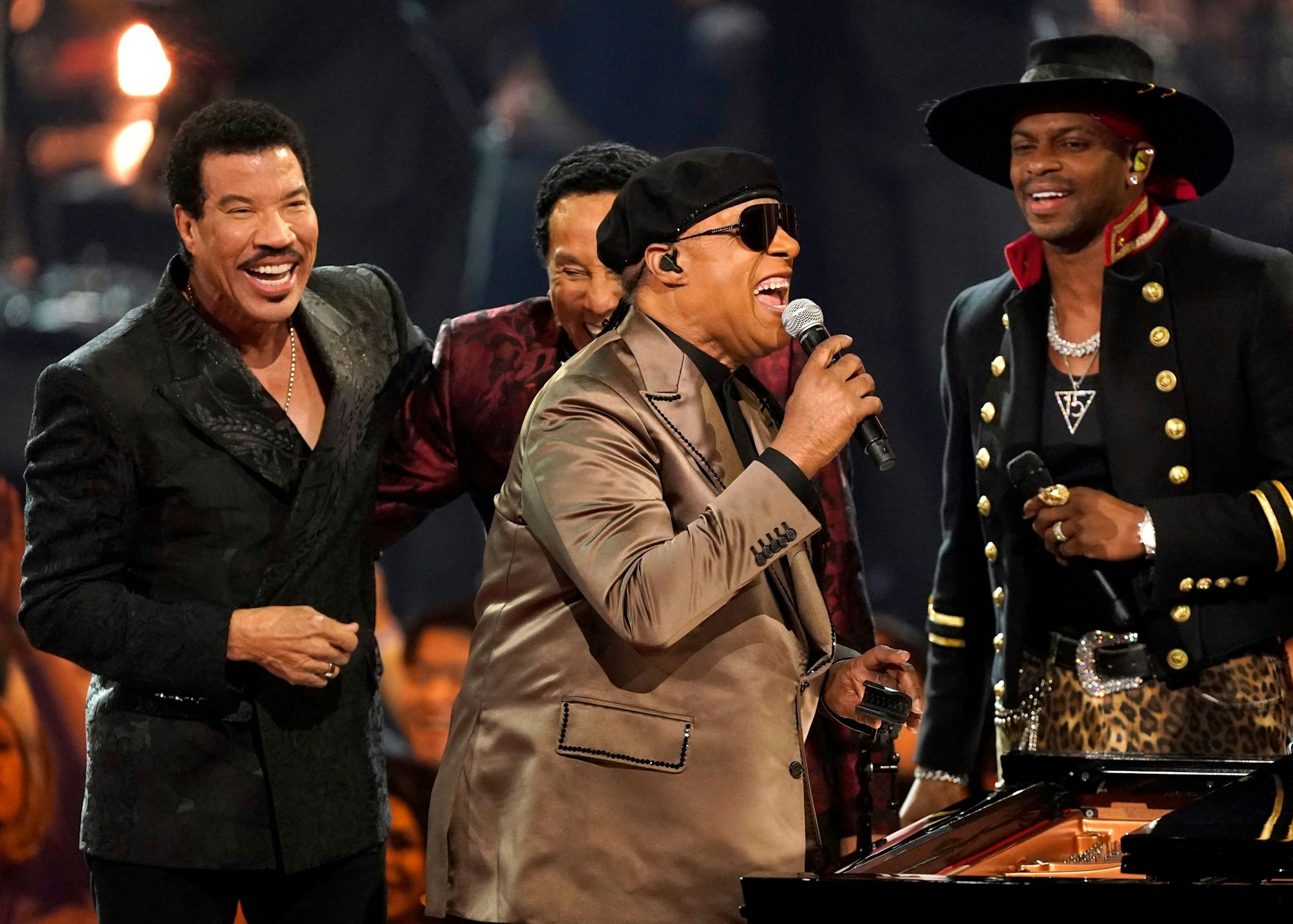 Stevie Wonder (in der Mitte) bei einem Auftritt mit Lionel Richie, Smokey Robinson und Jimmie Allen