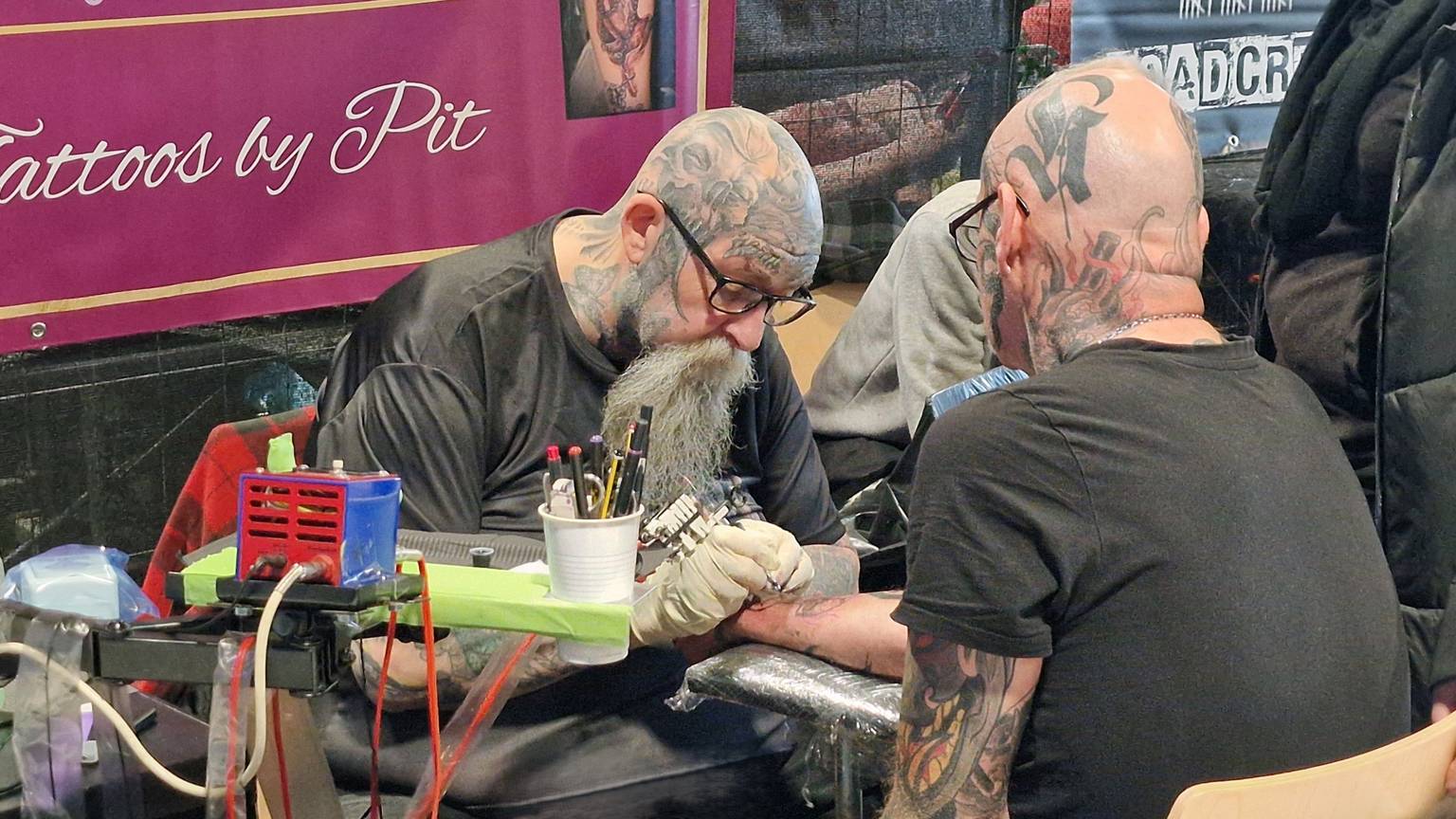 Auf der Tattoo-Messer in Meckenheim sind die meisten Besucher und Standbetreiber gleich mehrfach tätowiert.