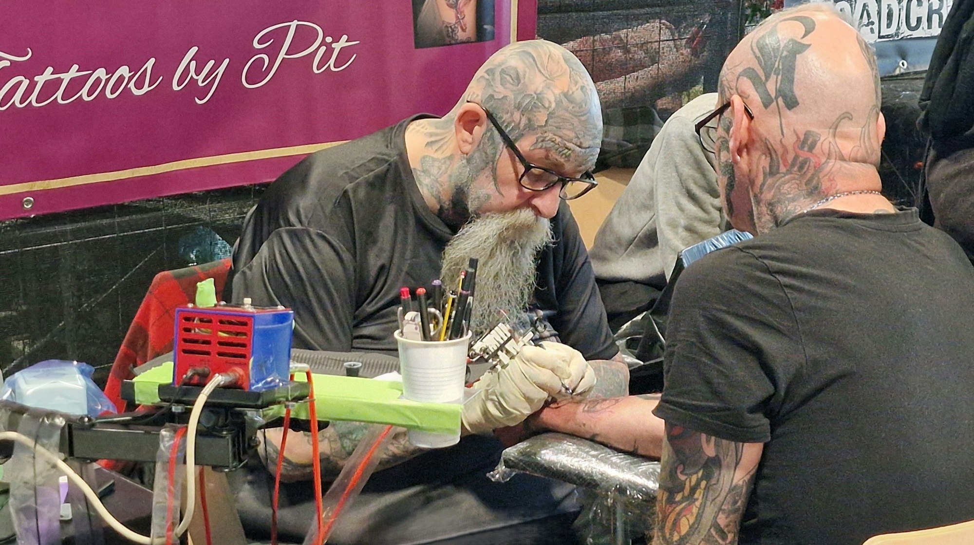 Auf der Tattoo-Messer in Meckenheim sind die meisten Besucher und Standbetreiber gleich mehrfach tätowiert.