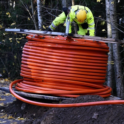 ARCHIV - 16.10.2024, Finnland, Espoo: Auf der Baustelle des schwedischen Unternehmens GlobalConnect wird ein neues Glasfaserkabel installiert. GlobalConnect plant, sein Glasfasernetz durch den Bau mehrerer neuer Land- und Seekabel in die nordischen Länder und die deutlich zu verbessern und zu erweitern Baltikum in den nächsten Jahren. In Finnland haben die ersten Arbeiten in der Hauptstadtregion begonnen. Foto: Vesa Moilanen/Lehtikuva/dpa +++ dpa-Bildfunk +++