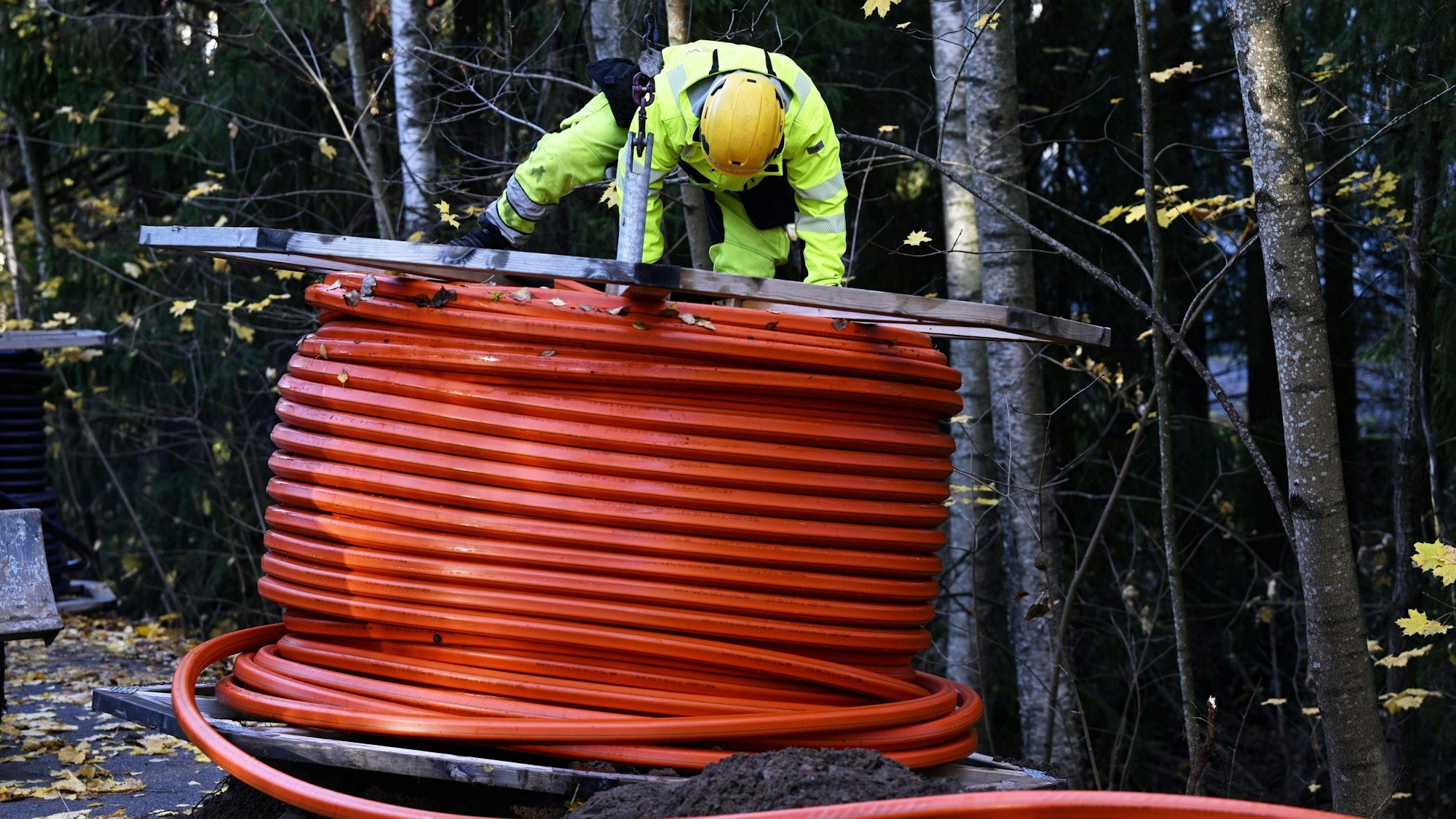 ARCHIV - 16.10.2024, Finnland, Espoo: Auf der Baustelle des schwedischen Unternehmens GlobalConnect wird ein neues Glasfaserkabel installiert. GlobalConnect plant, sein Glasfasernetz durch den Bau mehrerer neuer Land- und Seekabel in die nordischen Länder und die deutlich zu verbessern und zu erweitern Baltikum in den nächsten Jahren. In Finnland haben die ersten Arbeiten in der Hauptstadtregion begonnen. Foto: Vesa Moilanen/Lehtikuva/dpa +++ dpa-Bildfunk +++