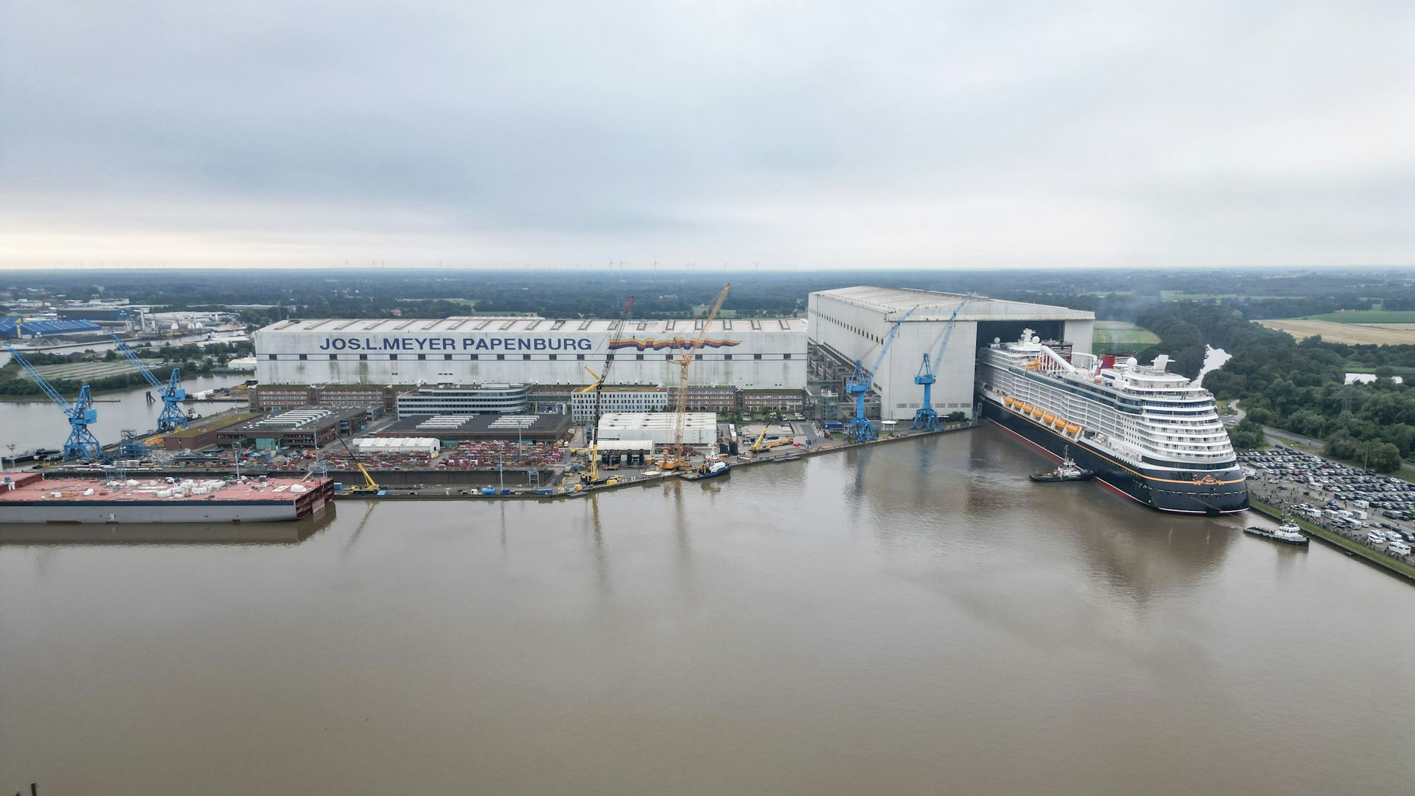 Die Meyer Werft in Papenburg ist bekannt für ihre Kreuzfahrtschiffe. Könnte sie im Ernstfall auch Kriegsschiffe bauen?