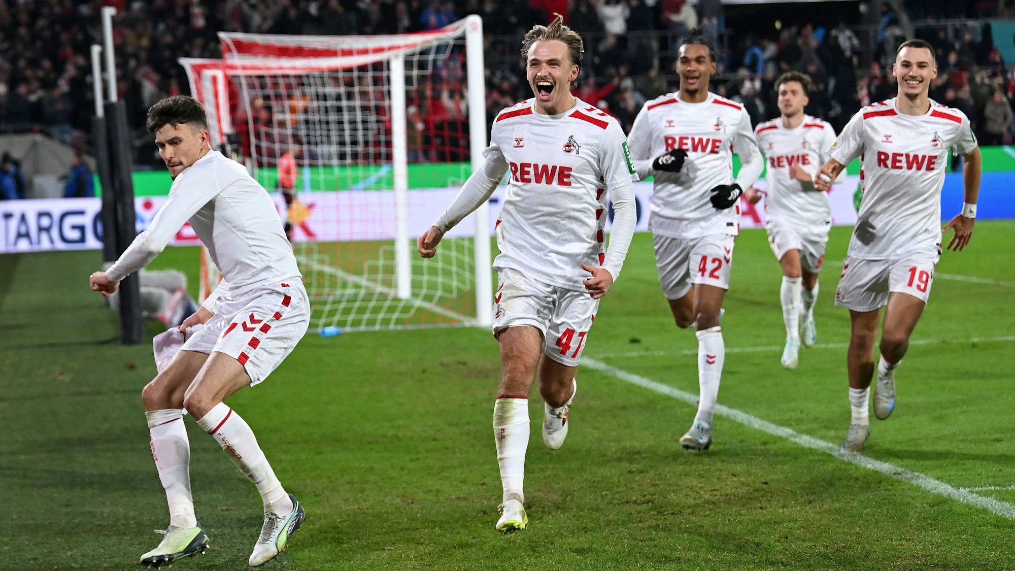 Die Erlösung in der Verlängerung: Dejan Ljubicic (l.) jubelt nach seinem Tor zum 2:1.