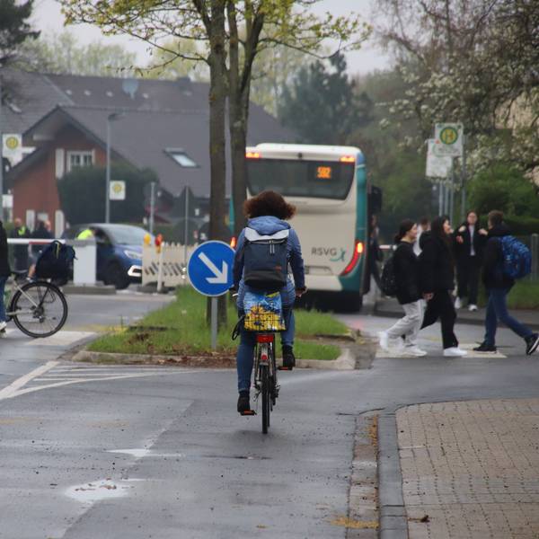 Das befürchtete Verkehrschaos beim Verkehrsversuch am Schulcampus Fritz-Jacobi-Straße blieb am ersten Tag aus.