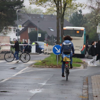 Das befürchtete Verkehrschaos beim Verkehrsversuch am Schulcampus Fritz-Jacobi-Straße blieb am ersten Tag aus.