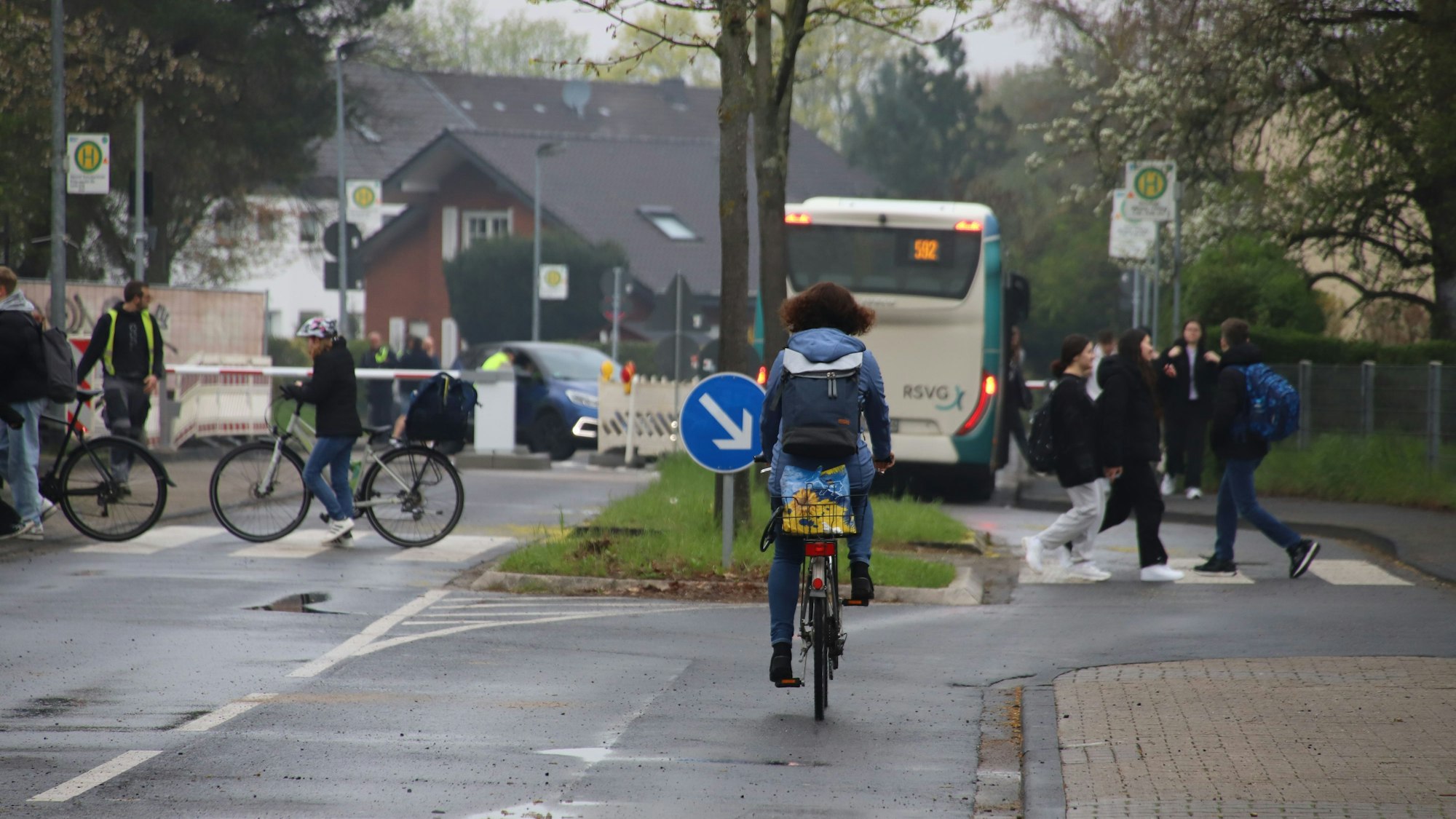 Das befürchtete Verkehrschaos beim Verkehrsversuch am Schulcampus Fritz-Jacobi-Straße blieb am ersten Tag aus.
