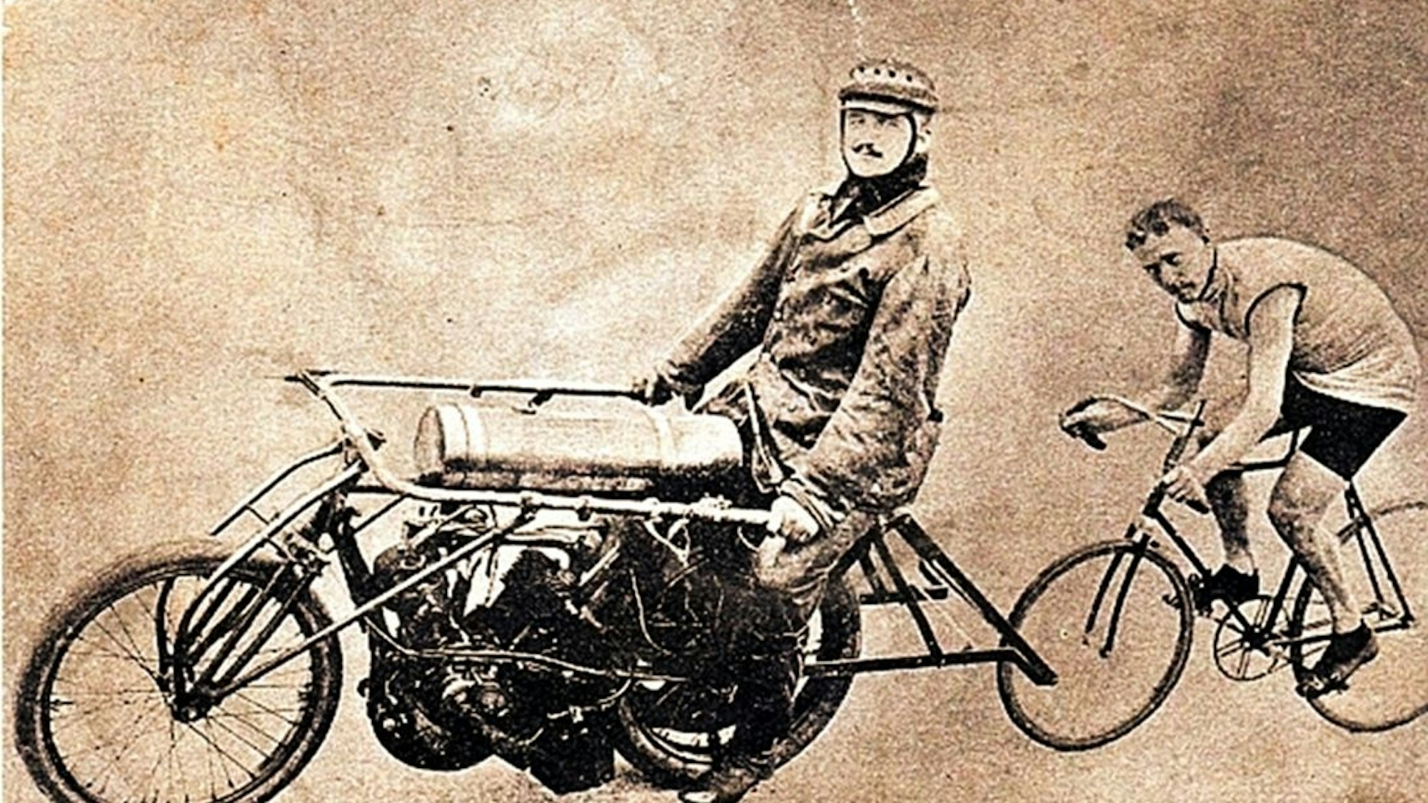 Die Postkarte ist vergilbt. Eine Aufschrift sagt: Bobbie Walthour geführt von Christian Junggeburth. Die beiden sind auch mit ihren Fahrzeugen auf der Karte abgebildet.