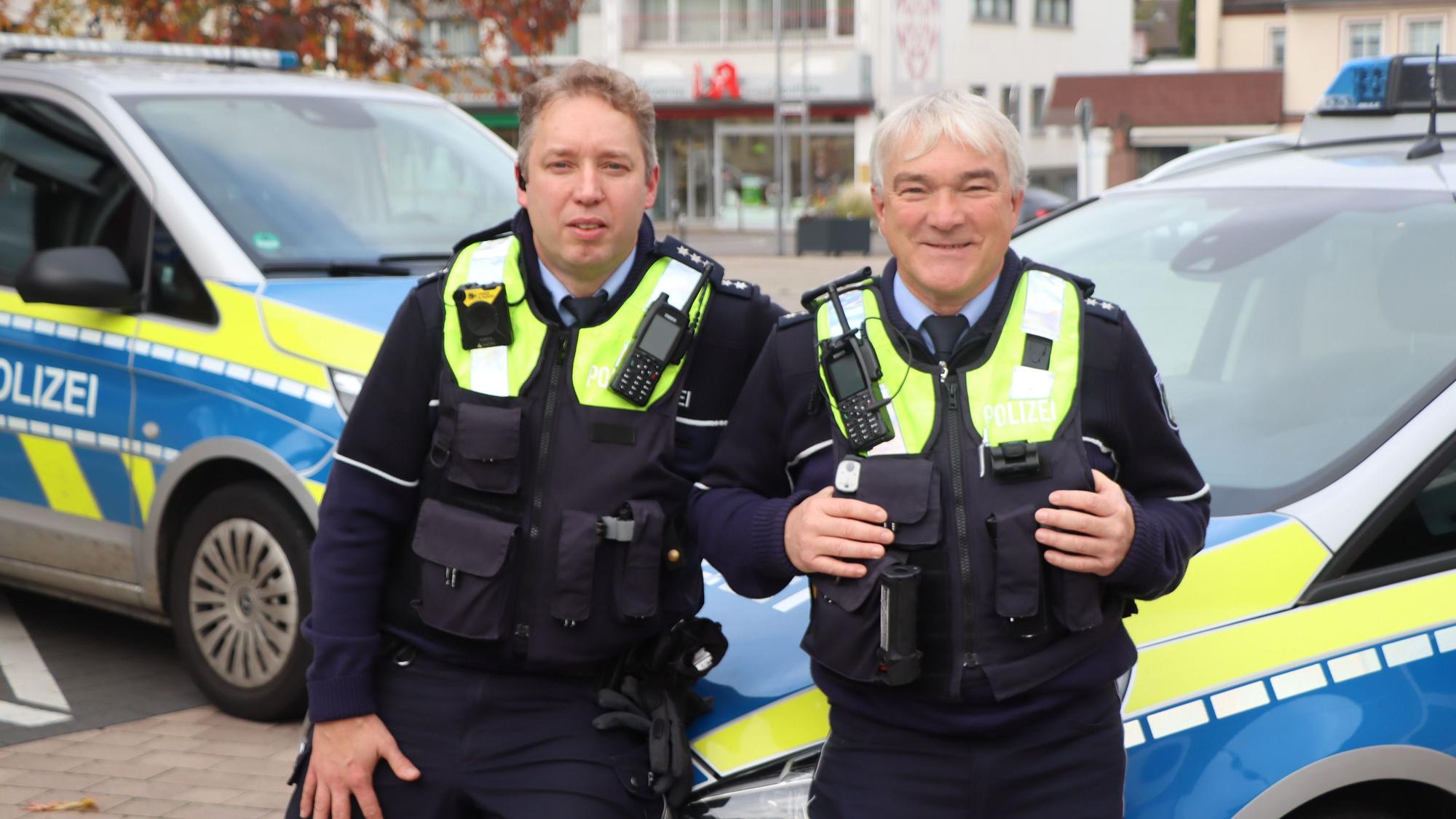 Im November vorgestellt: Polizeihauptkommissar Bernd Kirfel (59) (r.) und sein Kollegen Polizeihauptkommissar Jochem Pohl (52) sind die neuen Bezirksbeamte im Stadtgebiet Bornheim.