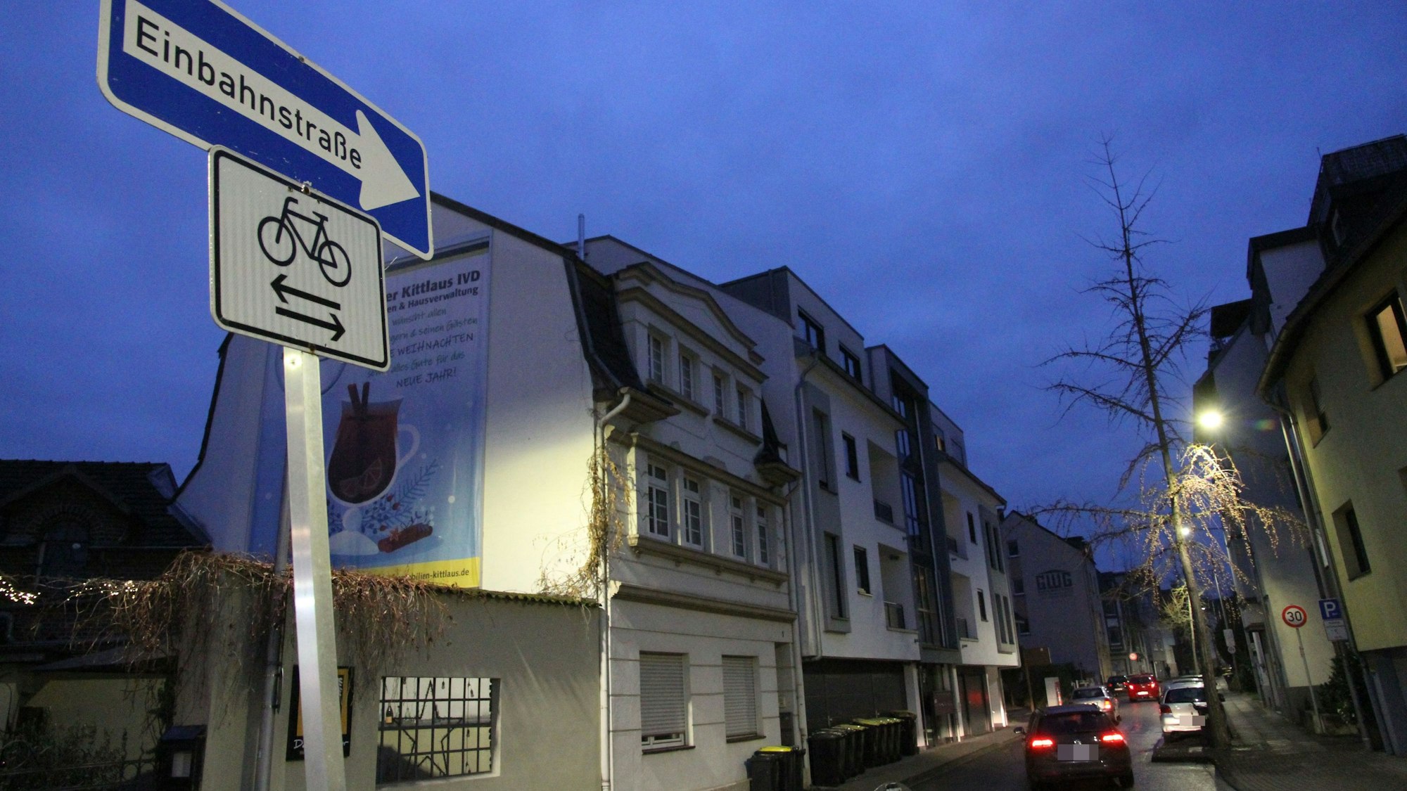 Einbahnstraßenschild an der Einfahrt in eine Straße.