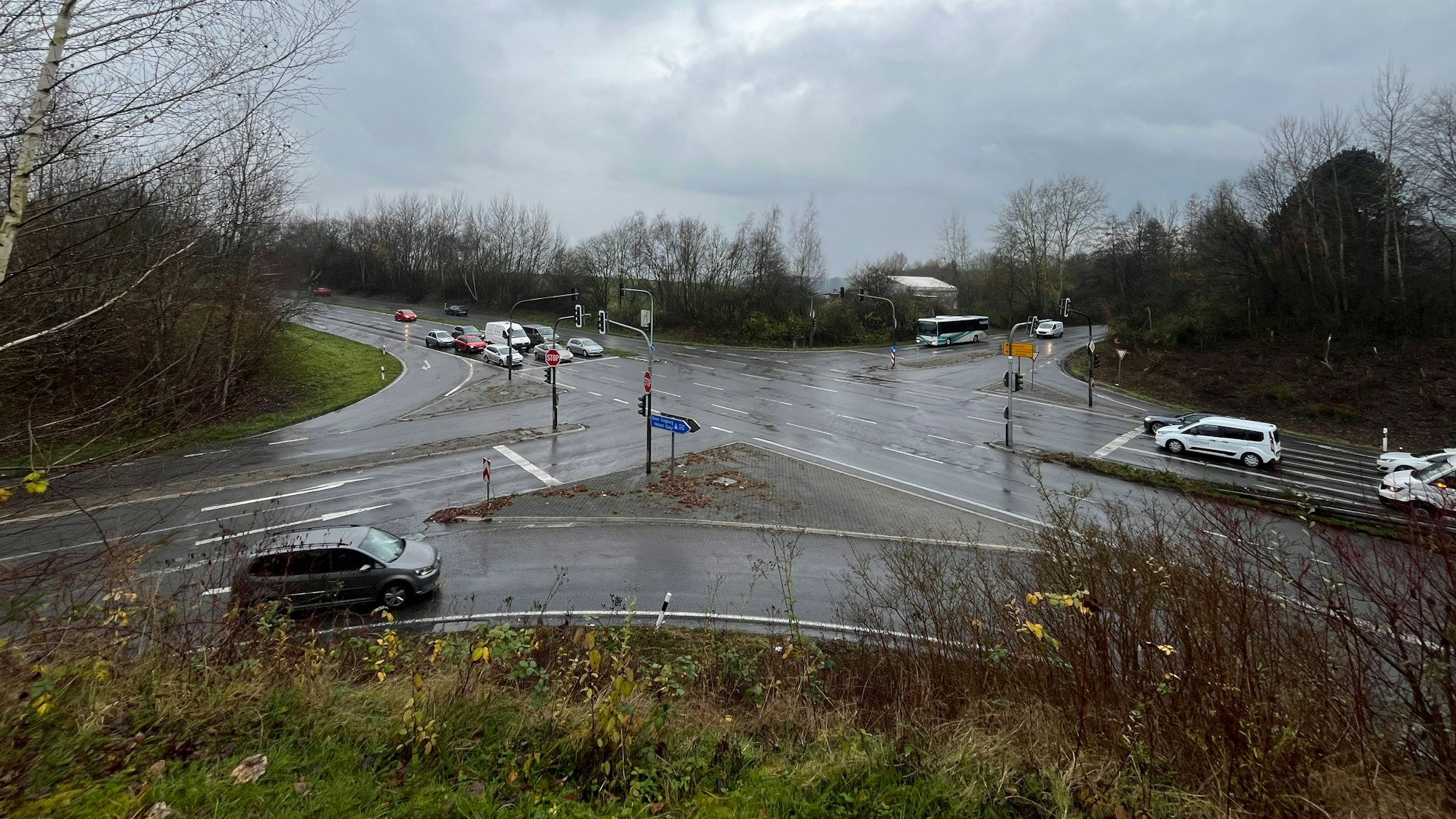 Autobahn 560 und Bundesstraße 8 treffen auf Europaallee und Wingenshof.