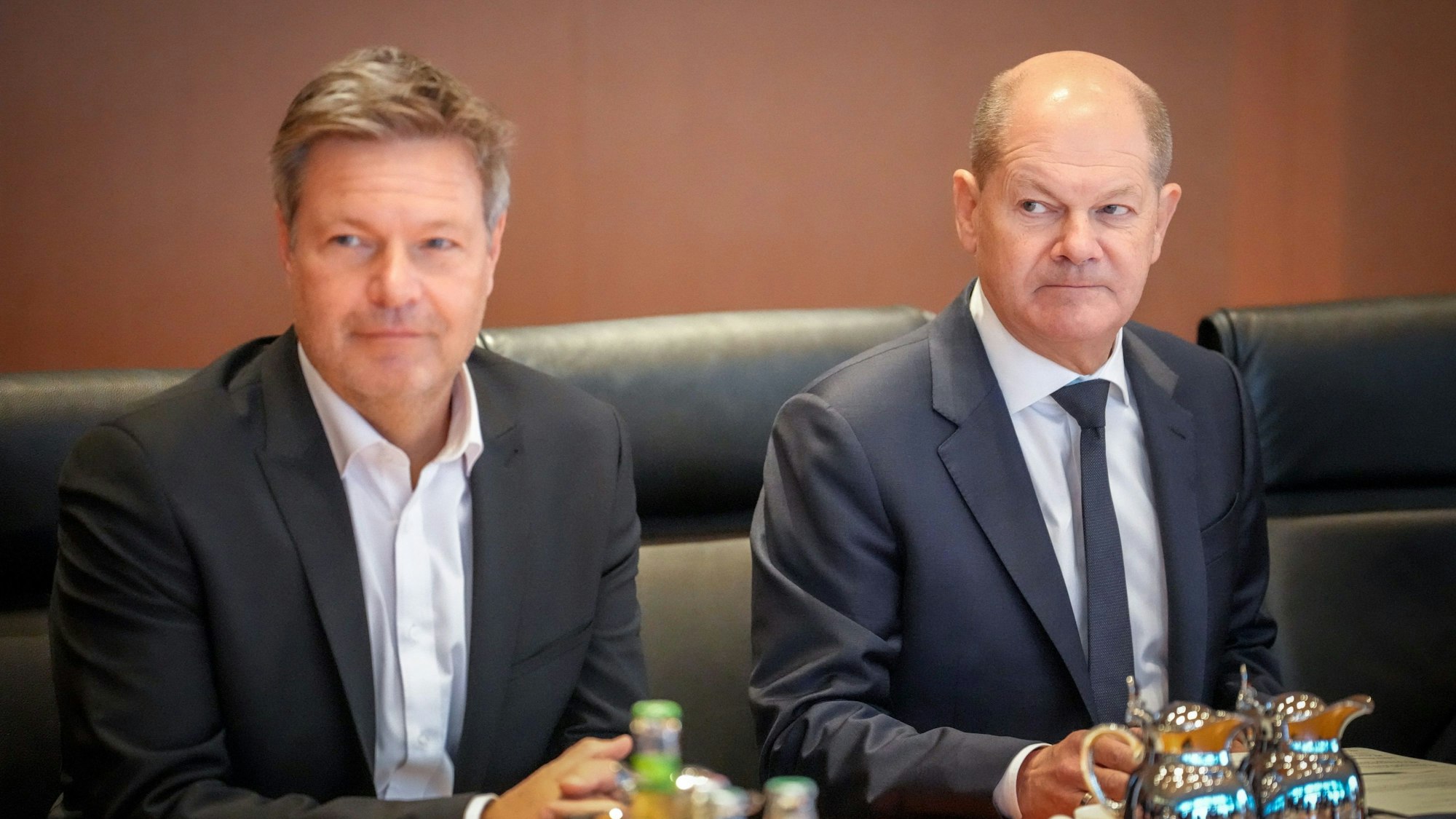 04.12.2024, Berlin: Robert Habeck (l, Bündnis 90/Die Grünen), Bundesminister für Wirtschaft und Klimaschutz, und Bundeskanzler Olaf Scholz (SPD) an der Sitzung des Bundeskabinetts im Bundeskanzleramt teil. Foto: Kay Nietfeld/dpa +++ dpa-Bildfunk +++