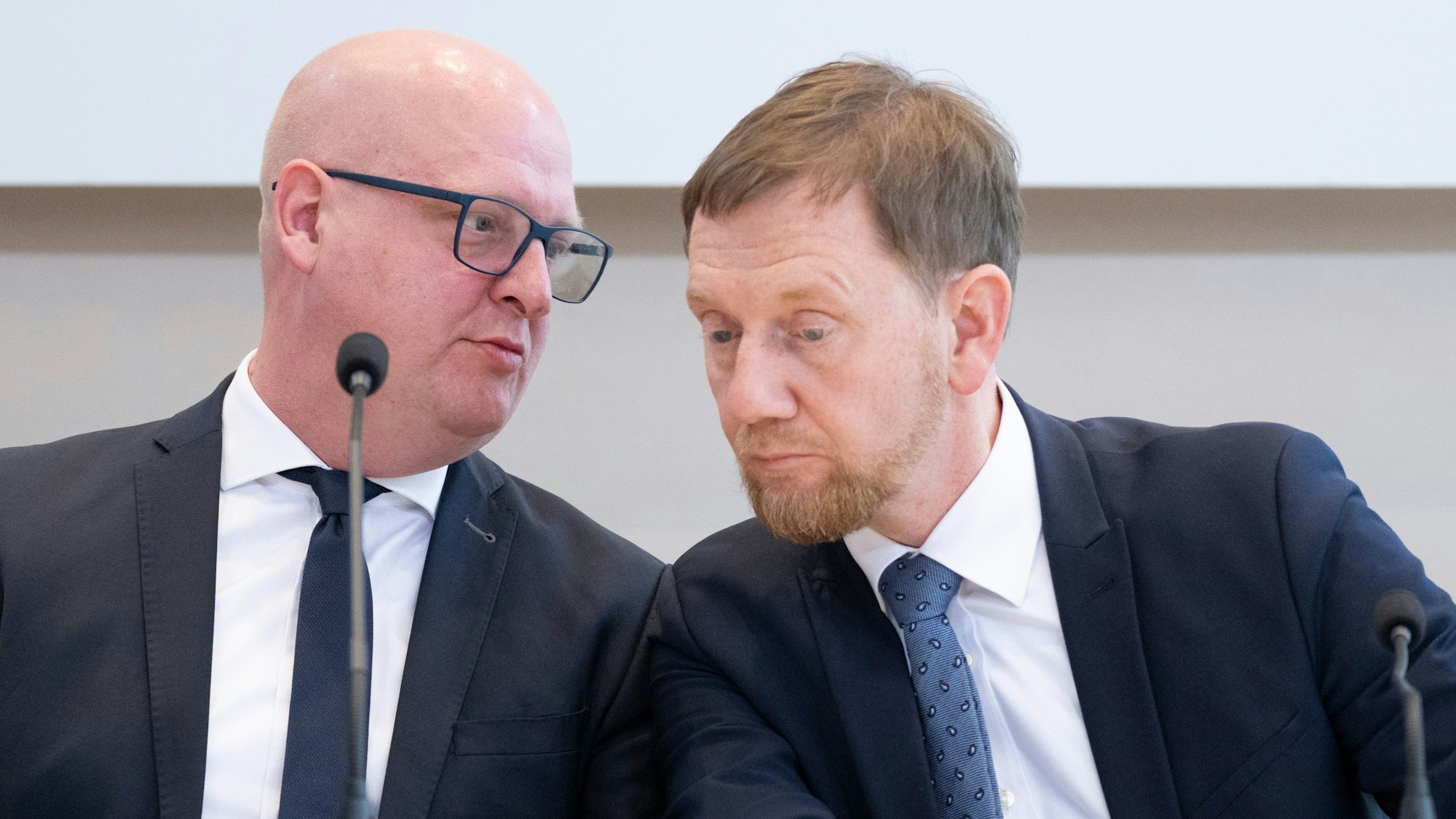 Henning Homann (l), Co-Vorsitzender der SPD in Sachsen, und Michael Kretschmer (CDU), Ministerpräsident von Sachsen, nehmen an einer Pressekonferenz im Landtag im November teil. CDU und SPD in Sachsen wollen in einer gemeinsamen Minderheitsregierung anderen Parteien die Hand reichen.