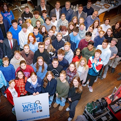 Die Schülerinnen und Schüler, Lehrkräfte und Preispaten hatten viel Spaß beim 27. Rundschau-Webbewerb.