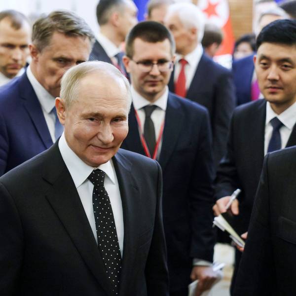 ARCHIV - 19.06.2024, Nordkorea, Pjöngjang: Auf diesem von der staatlichen Nachrichtenagentur Sputnik via AP veröffentlichten Foto lächeln der russische Präsident Wladimir Putin (l) und Nordkoreas Machthaber Kim Jong Un auf einem Spaziergang nach ihren Gesprächen. Die Atommacht Russland und Nordkorea schmieden im Konflikt mit den USA und deren Verbündeten in Pjöngjang ein neues Bündnis. (zu dpa: «Die wichtigsten Ereignisse des Jahres 2024 - Juni») Foto: Gavriil Grigorov/Pool Sputnik Kremlin/AP/dpa +++ dpa-Bildfunk +++