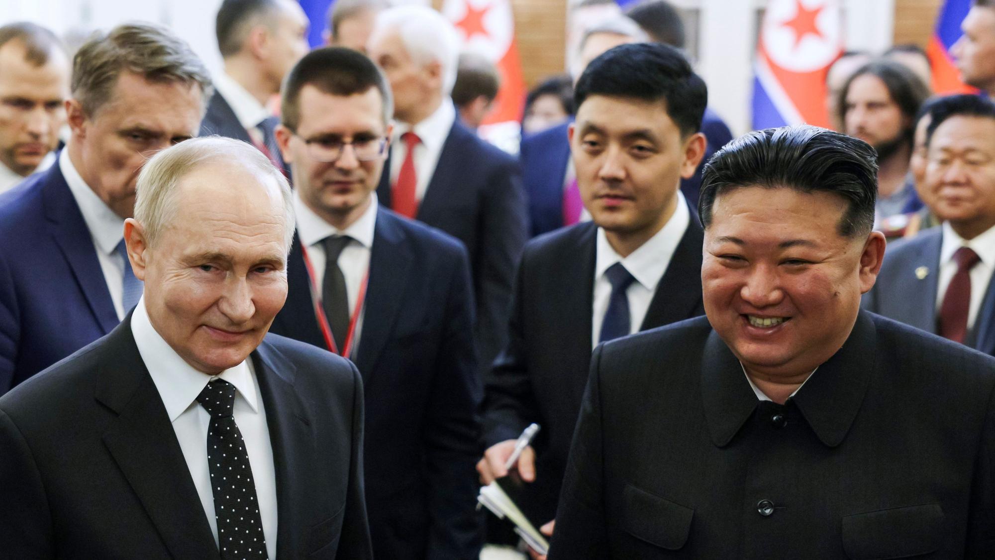 ARCHIV - 19.06.2024, Nordkorea, Pjöngjang: Auf diesem von der staatlichen Nachrichtenagentur Sputnik via AP veröffentlichten Foto lächeln der russische Präsident Wladimir Putin (l) und Nordkoreas Machthaber Kim Jong Un auf einem Spaziergang nach ihren Gesprächen. Die Atommacht Russland und Nordkorea schmieden im Konflikt mit den USA und deren Verbündeten in Pjöngjang ein neues Bündnis. (zu dpa: «Die wichtigsten Ereignisse des Jahres 2024 - Juni») Foto: Gavriil Grigorov/Pool Sputnik Kremlin/AP/dpa +++ dpa-Bildfunk +++